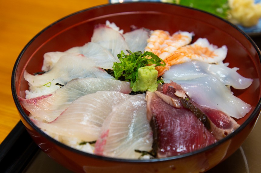 漁師さんがオーナー「活魚料理 一徳」の煮魚定食＆海鮮丼