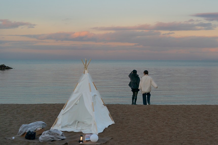 津田の松原で「月としずかな浜辺ピクニック」はじまる。竹あかりも映える！