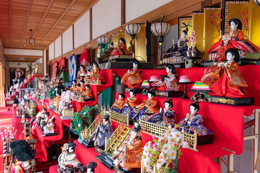 第七十番札所・本山寺で、絢爛豪華なひな飾りが始まる。4/3頃まで。