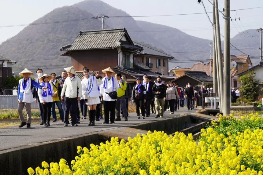 遍路道を歩く人々