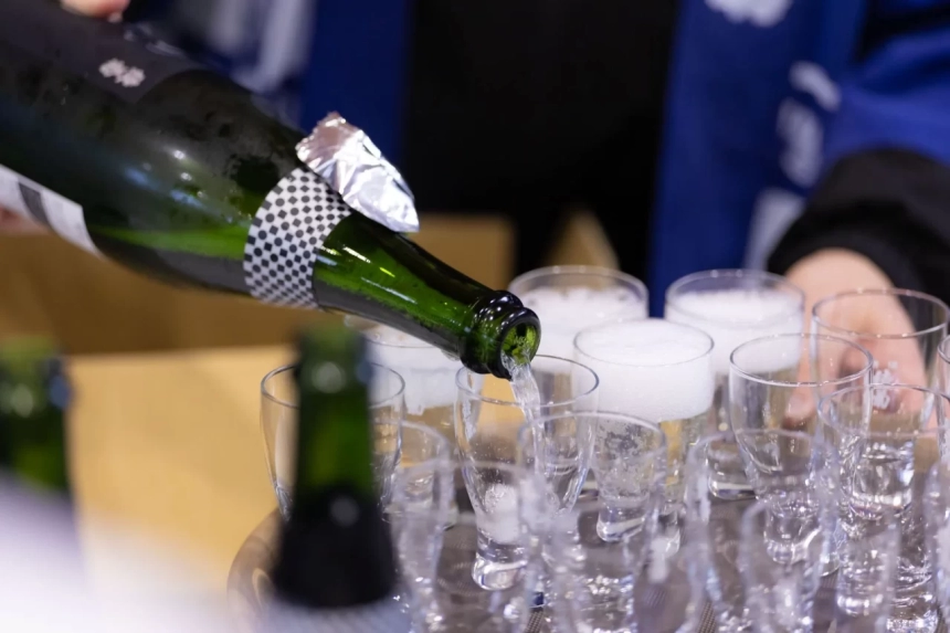 地酒が振る舞われる様子