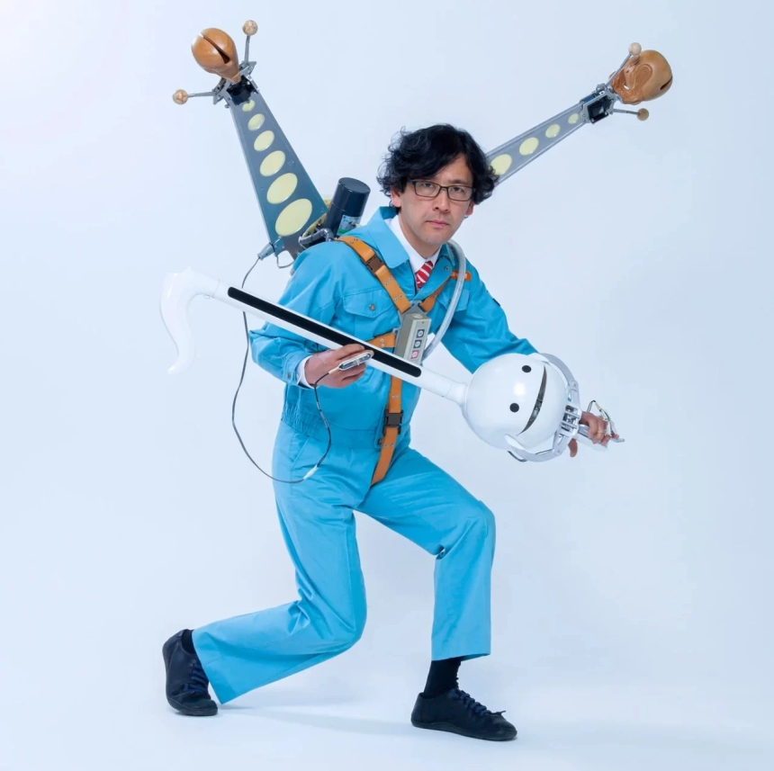 オタマトーンを抱える明和電機社長