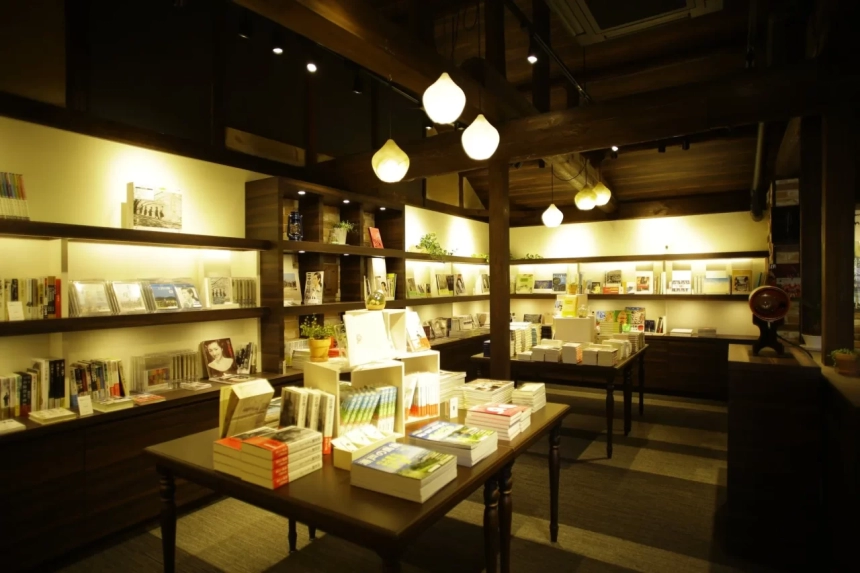 ブックカフェ書肆海風堂の店内