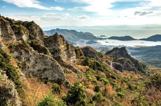 山と海岸と町並み