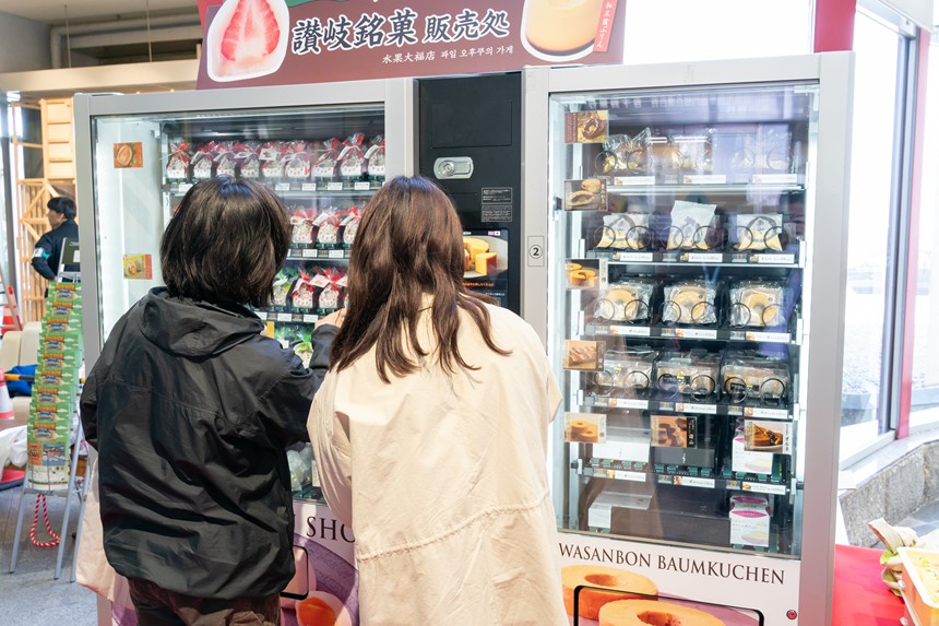 香川の人気店「夢菓房たから」の自販機が高松空港に！初日から行列となる
