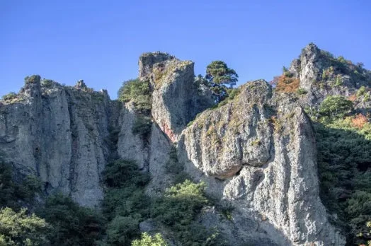 奇岩が連なる山々
