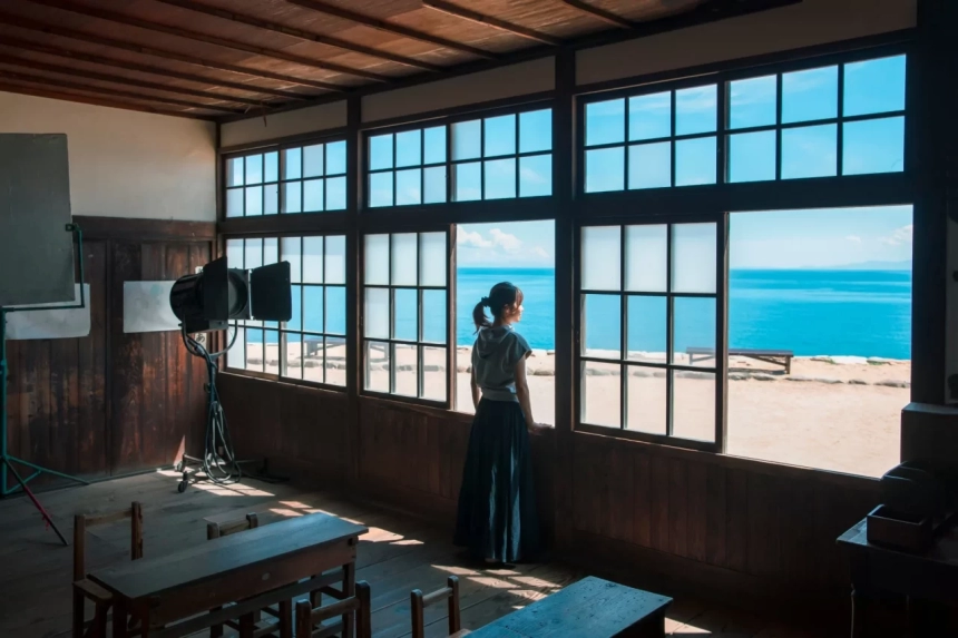 窓から海を眺める女性