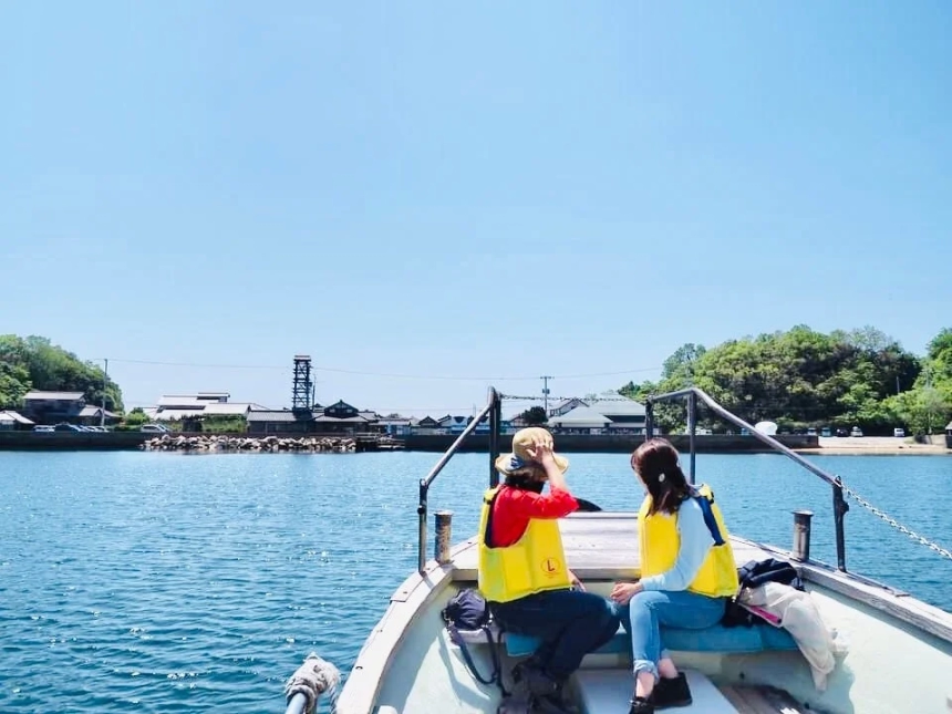 渡し舟に乗る人々